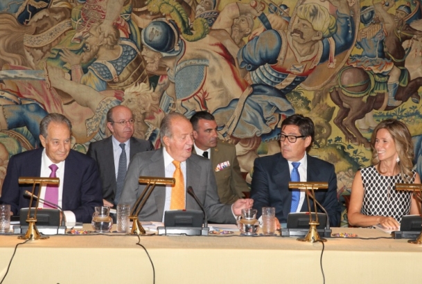 Su Majestad el Rey en la mesa presidencial, junto al presidente de Cotec, Juan-Miguel Villar Mir; el vicepresidente del Patronato de Cotec, Arturo Ali